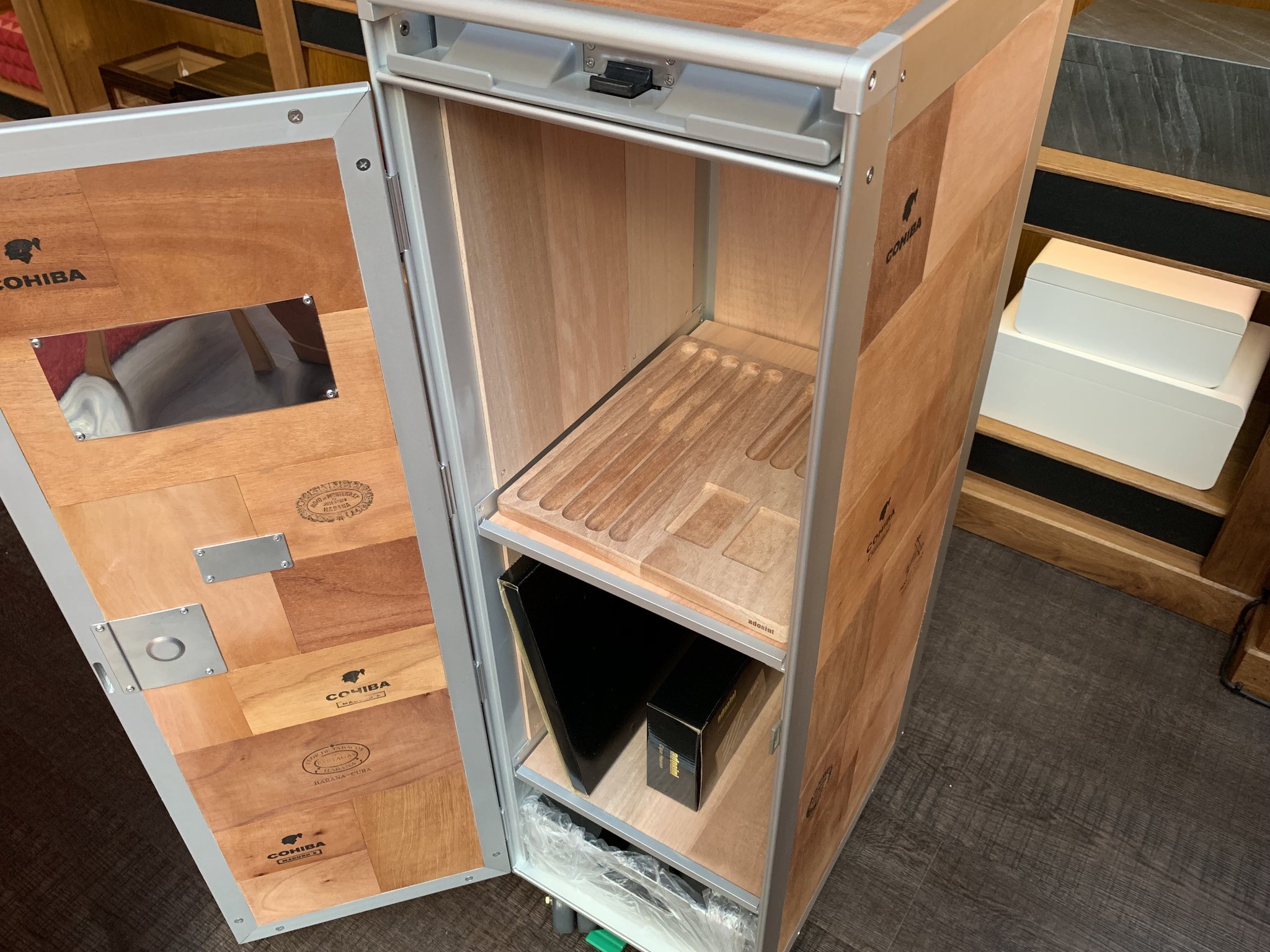 Adorini Trolley Humidor offen