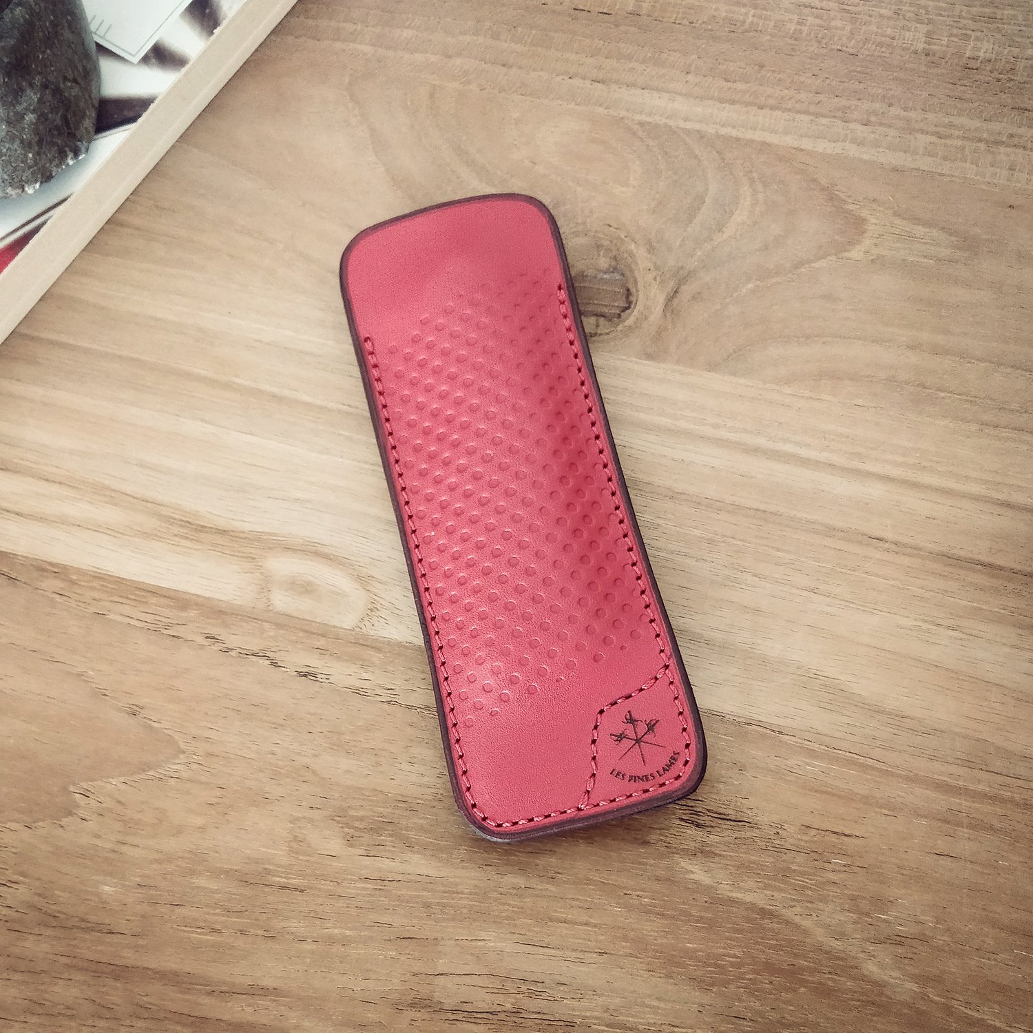 Les Fines Lames Le Petit Zigarrenmesser Lederetui racing red Stimmungsbild