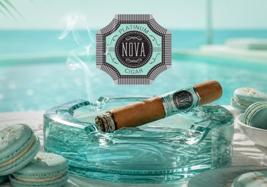 Platinum Nova Zigarre auf türkisfarbenem Aschenbecher