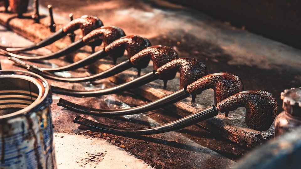 Eine Reihe frisch gefertigter Pfeifenköpfe