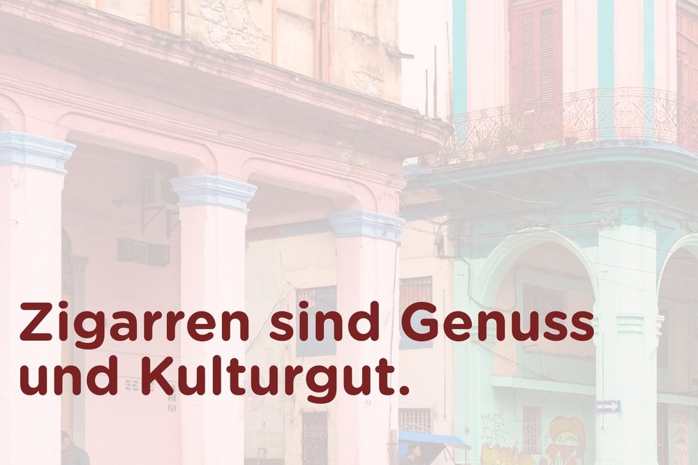 Historische Häuserfassaden in Havanna mit dem Schriftzug Zigarren sind Genuss und Kulturgut