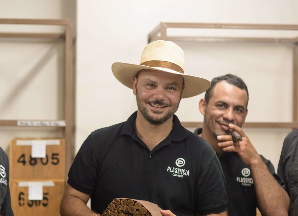 Ein Bild von Nestor Andrés Plasencia von Plasencia Cigars in seiner Tabacalera.