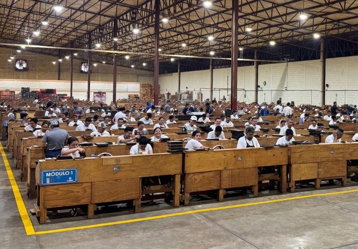 Eine große Zigarrenfabrik in Honduras produziert Factory Overrun Zigarren.